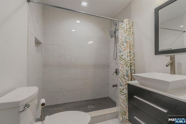 562 18th Street, Newark, NJ 07103