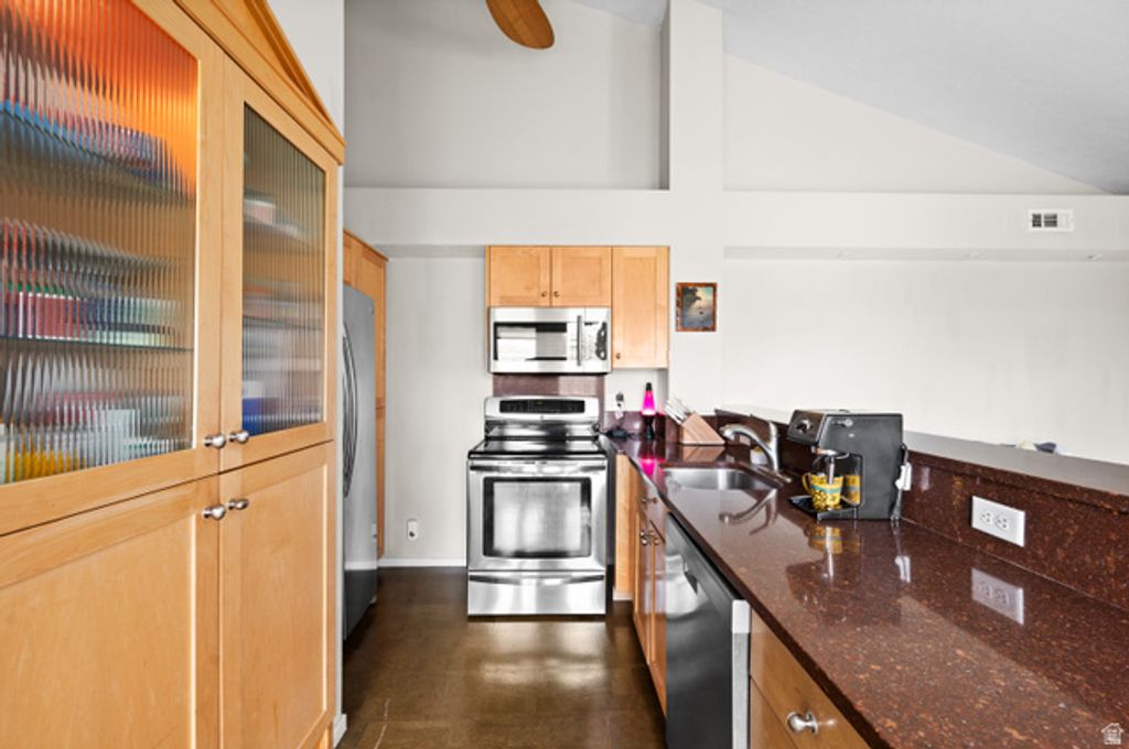 Image 3 of property listing at 1444 W BEACON HILL CIR #174, Taylorsville, UT 84123