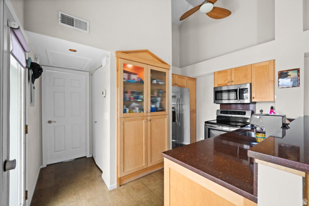Image 4 of property listing at 1444 W BEACON HILL CIR #174, Taylorsville, UT 84123