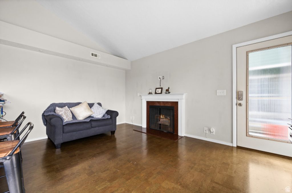 Image 7 of property listing at 1444 W BEACON HILL CIR #174, Taylorsville, UT 84123