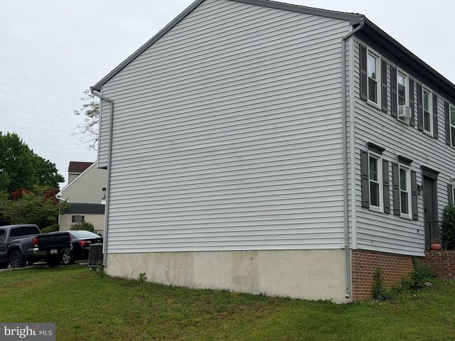 698 TOPAZ DR, Lancaster, PA 17603