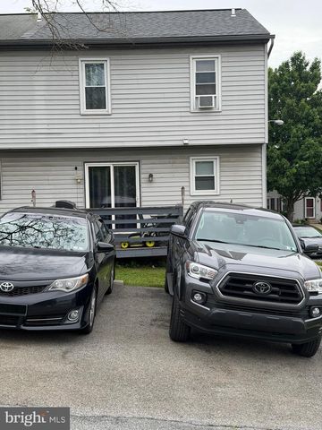 698 TOPAZ DR, Lancaster, PA 17603