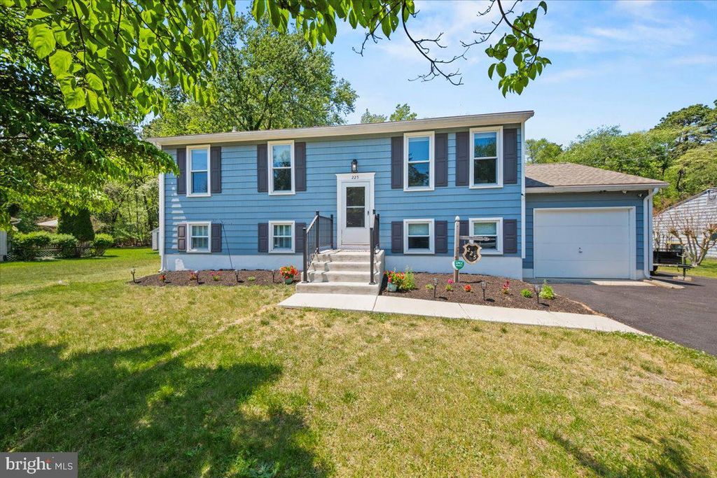 225 PINE BLVD, Medford, NJ 08055
