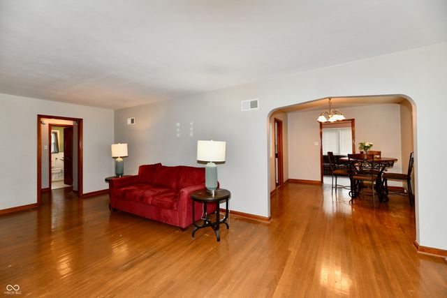 245 S 11th Avenue, Beech Grove, IN 46107