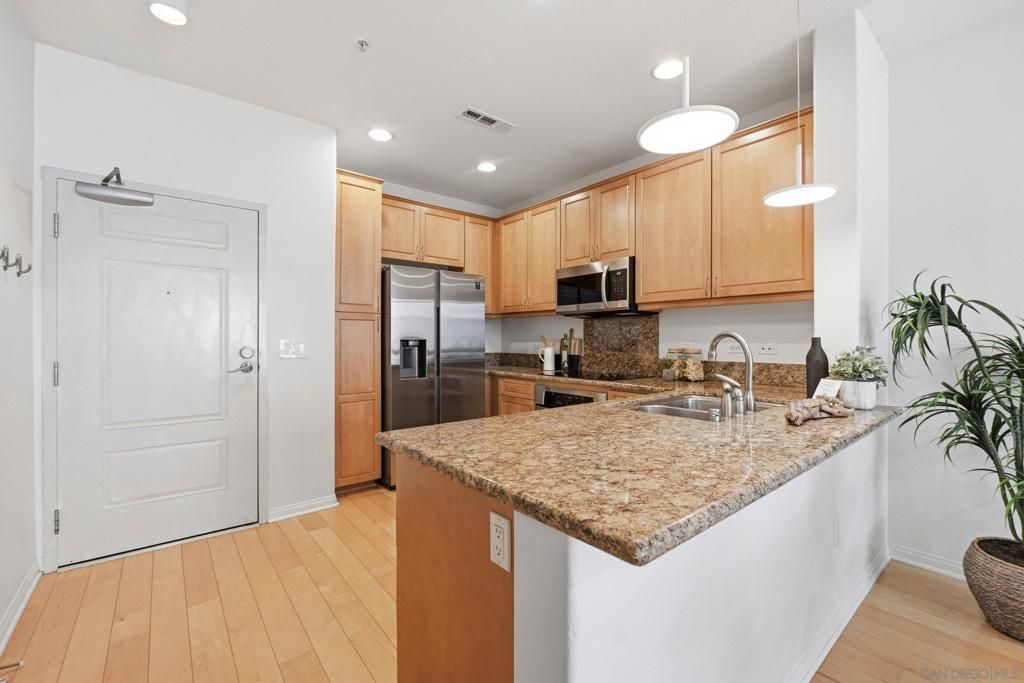 Image 8 of property listing at 3887 Pell Place 221, San Diego, CA 92130