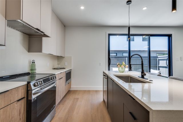 7337 Flyers Way, Dallas, TX 75235