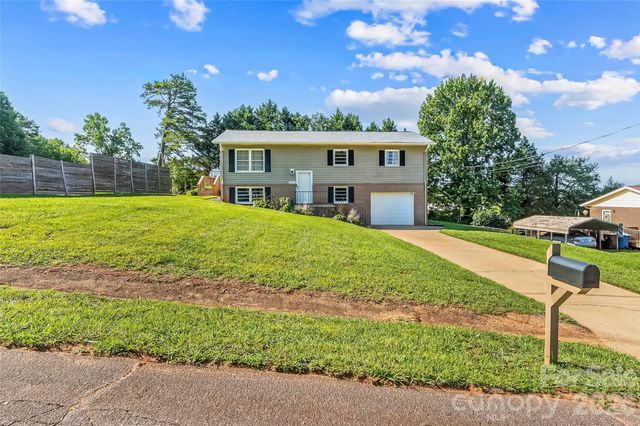 4405 Landing Court, Hickory, NC 28602