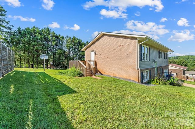 4405 Landing Court, Hickory, NC 28602