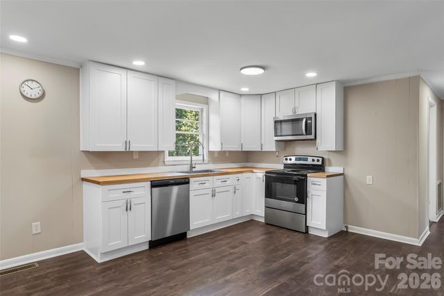 4405 Landing Court, Hickory, NC 28602