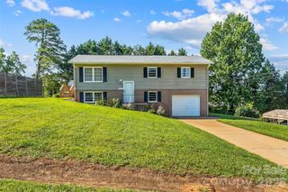 4405 Landing Court, Hickory, NC 28602