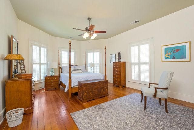 815 W BEVERLEY ST, Staunton, VA 24401