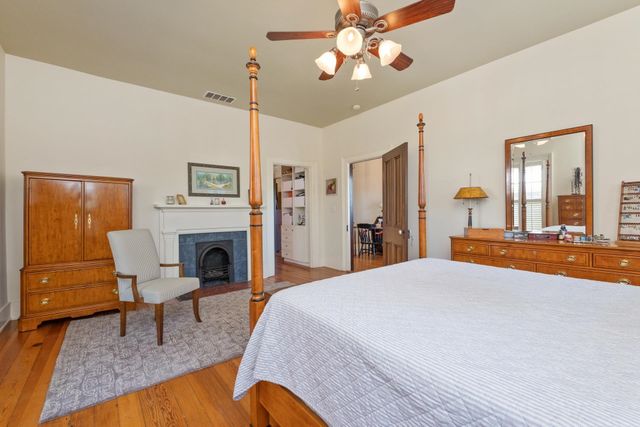 815 W BEVERLEY ST, Staunton, VA 24401