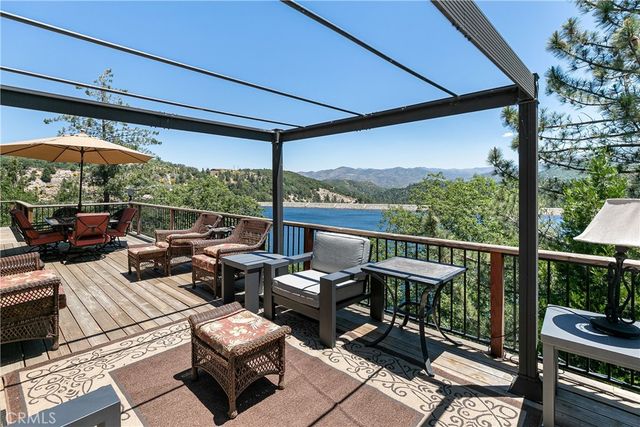 537 Canyon View Road, Lake Arrowhead, CA 92321