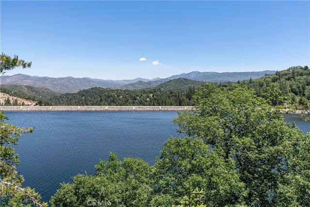 537 Canyon View Road, Lake Arrowhead, CA 92321