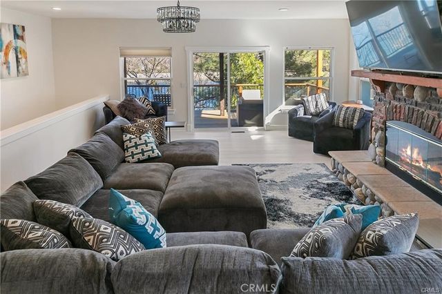 537 Canyon View Road, Lake Arrowhead, CA 92321