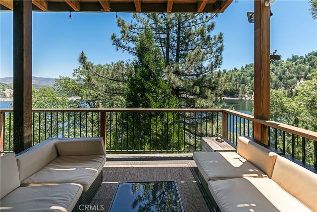 537 Canyon View Road, Lake Arrowhead, CA 92321