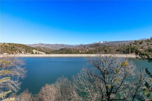 537 Canyon View Road, Lake Arrowhead, CA 92321