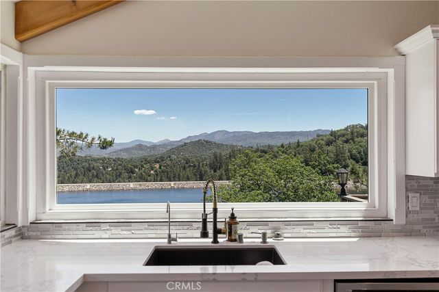 537 Canyon View Road, Lake Arrowhead, CA 92321