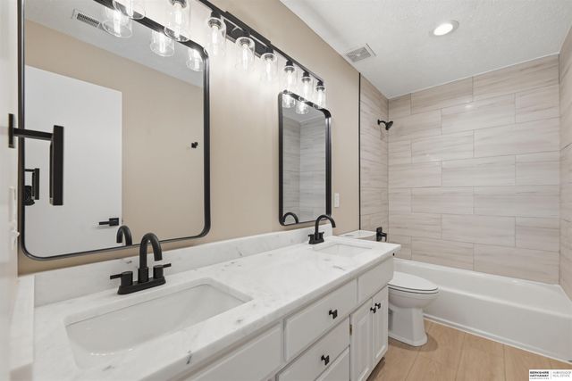 917 Killarney Drive, Papillion, NE 68046