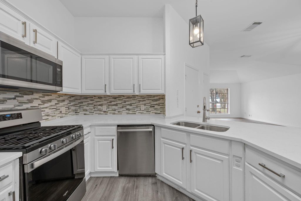 8112 Nairn DR, Austin, TX 78749