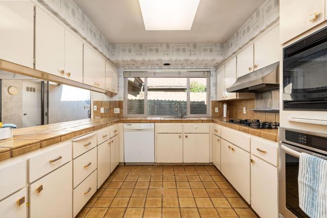 5630 N El Adobe Drive, Fresno, CA 93711