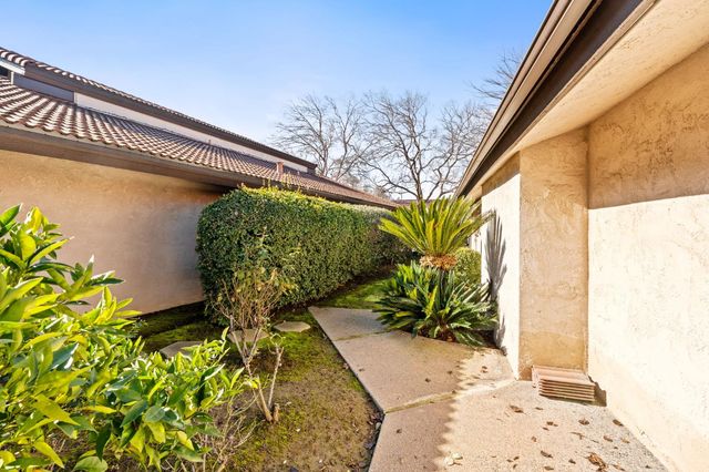 5630 N El Adobe Drive, Fresno, CA 93711