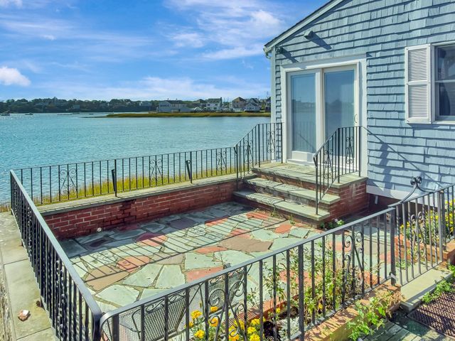 29A Bay St, Hull, MA 02045