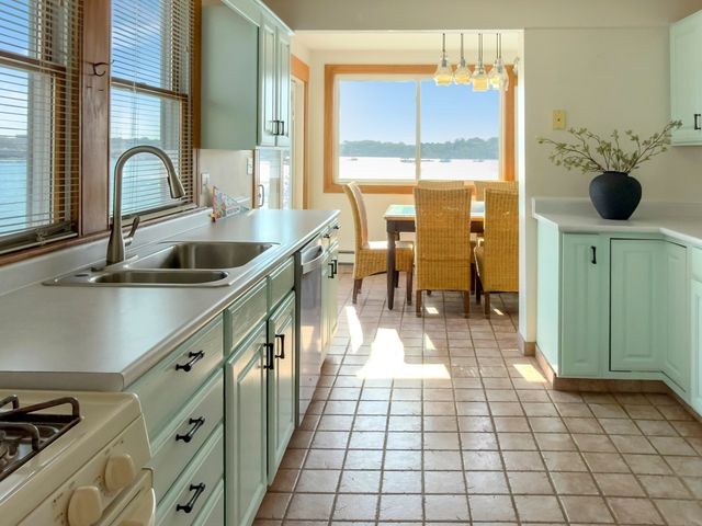 29A Bay St, Hull, MA 02045
