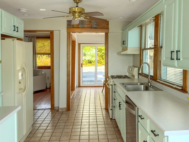 29A Bay St, Hull, MA 02045
