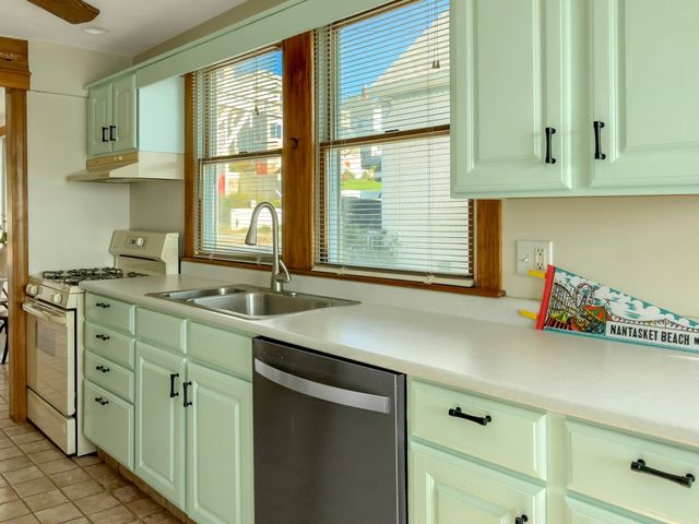 29A Bay St, Hull, MA 02045