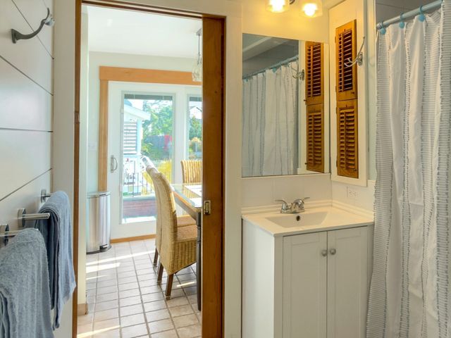 29A Bay St, Hull, MA 02045