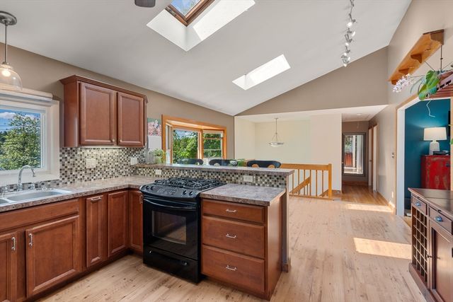 10 Hopkinton Rd, Upton, MA 01568