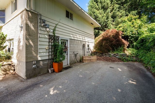 10 Hopkinton Rd, Upton, MA 01568
