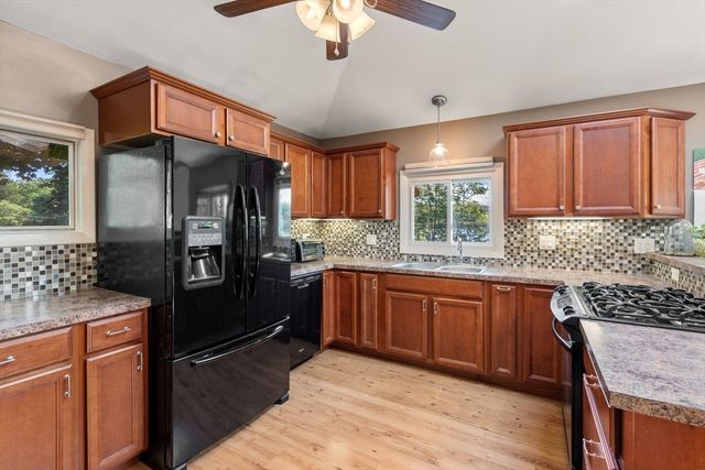 10 Hopkinton Rd, Upton, MA 01568