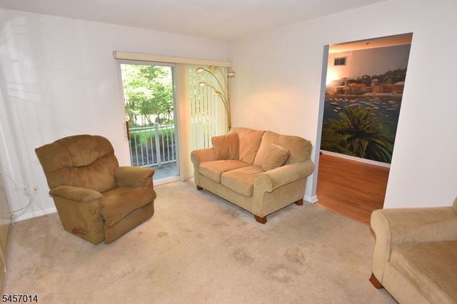 24 Spruce Ter, Mount Arlington Boro, NJ 07856