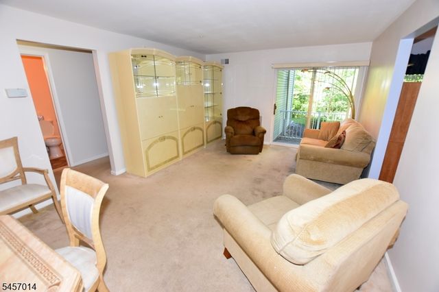 24 Spruce Ter, Mount Arlington Boro, NJ 07856