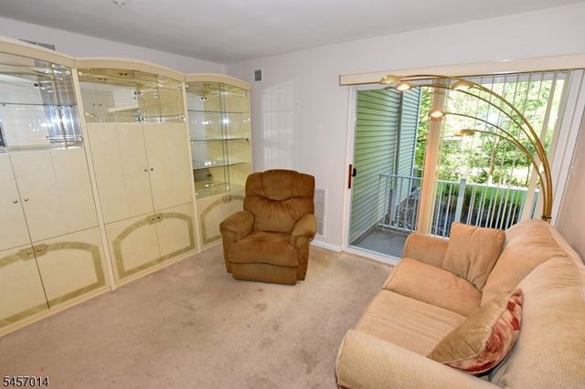24 Spruce Ter, Mount Arlington Boro, NJ 07856