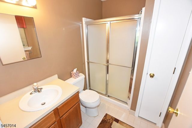 24 Spruce Ter, Mount Arlington Boro, NJ 07856