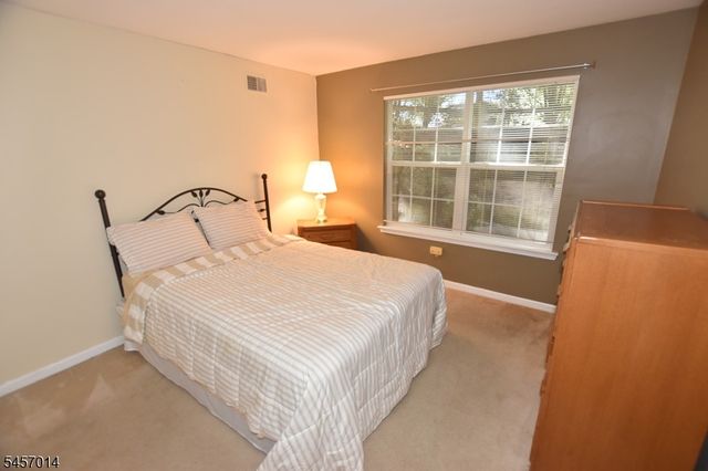 24 Spruce Ter, Mount Arlington Boro, NJ 07856