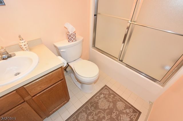 24 Spruce Ter, Mount Arlington Boro, NJ 07856