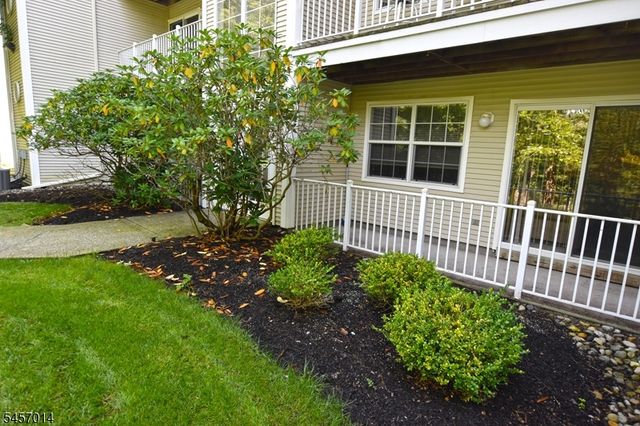 24 Spruce Ter, Mount Arlington Boro, NJ 07856