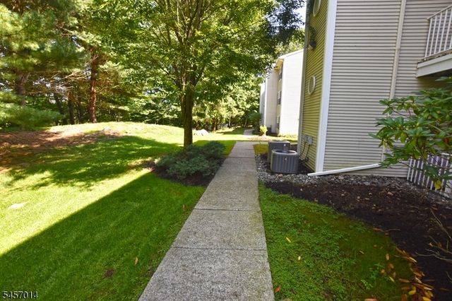 24 Spruce Ter, Mount Arlington Boro, NJ 07856
