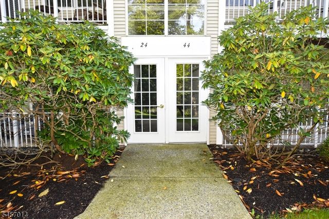 24 Spruce Ter, Mount Arlington Boro, NJ 07856