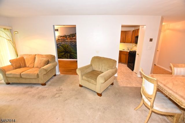 24 Spruce Ter, Mount Arlington Boro, NJ 07856