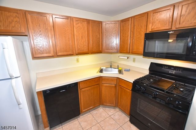 24 Spruce Ter, Mount Arlington Boro, NJ 07856