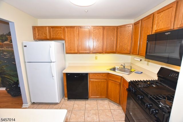 24 Spruce Ter, Mount Arlington Boro, NJ 07856