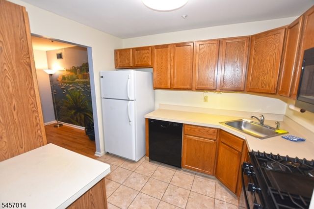 24 Spruce Ter, Mount Arlington Boro, NJ 07856