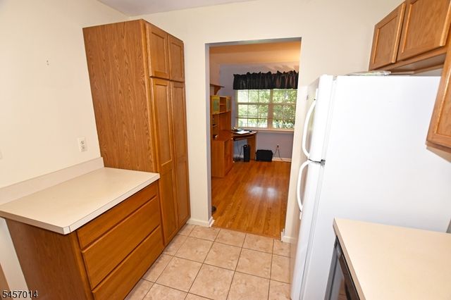 24 Spruce Ter, Mount Arlington Boro, NJ 07856