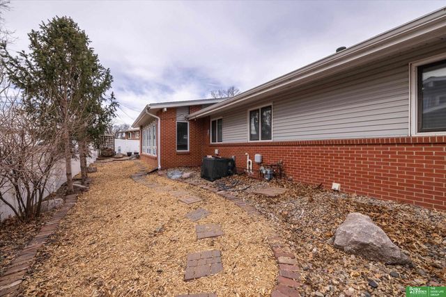 9711 Corby Street, Omaha, NE 68134