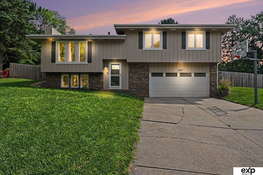 1616 S 162 Circle, Omaha, NE 68138